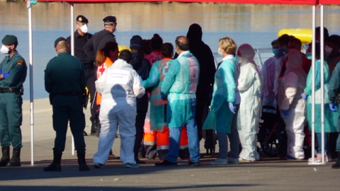 Voluntarios, personal sanitario y policías atienden a las personas que han viajada en el Aquarius. - JOAN CANTARERO