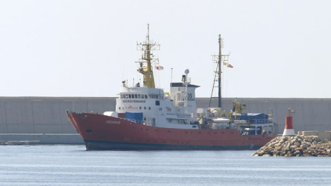 El Aquarius llega al puerto de Valencia. - AFP