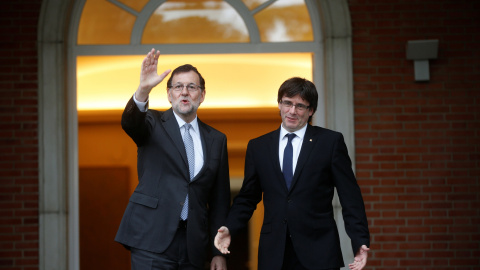 El presidente del Gobierno, Mariano Rajoy, junto al president de la Generalitat, Carles Puigdemont, en el Palacio de la Moncloa.- REUTERS