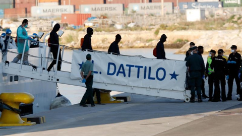 Los primeros migrantes en bajar del Dattilo. - EFE