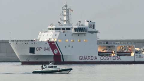 El Dattilo, la patrullera de la guardia costera italiana, a su entrada en el puerto de Valencia. - AFP