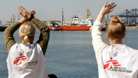 Dos voluntarias de Médicos Sin Fronteras saludan a las personas que viajaban en el Aquarius a su llegada a Valencia. - EFE