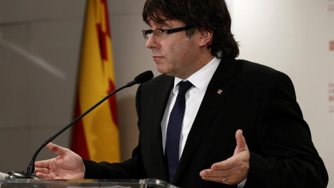 El presidente de la Generalitat catalana, Carles Puigdemont, comparece en rueda de prensa en la sede del centro cultural Blanquerna, sede oficiosa de la Generalitat catalana en Madrid, al término de la reunión que ha mantenido con el presid