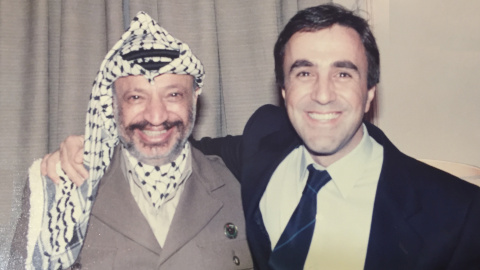 Apolinar con Yasir Arafat en 1989, en una reunión preparatoria de la Conferencia de Paz de Madrid.