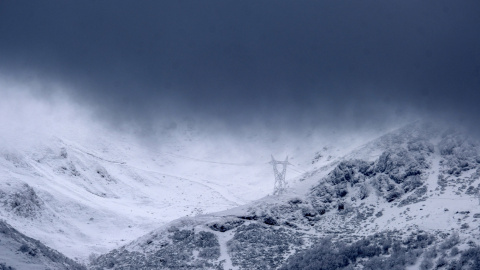 (3/04/2022) Una montaña de la localidad asturiana de Pajares durante una nevada a principios de abril (ARCHIVO).