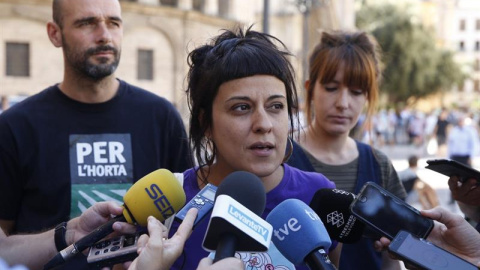 La diputada de la CUP, Anna Gabriel, en la Plaza de la Virgen de València donde su formación ha convocado un acto en defensa del referéndum en Catalunya. - EFE