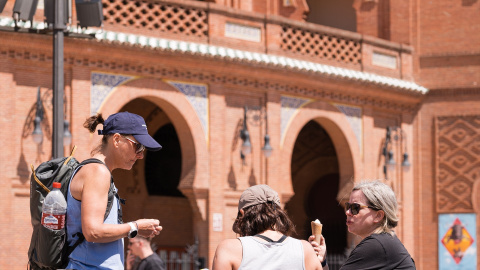 Tres mujeres toman un helado en las Ventas (Madrid), durante el primer día de alerta por una masa de aire subtropical que cruza la Península.