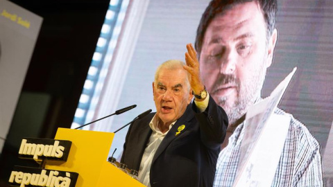 Ernest Maragall, amb Oriol Junqueras, a la pantalla, de fons, en el tancament de campanya d'ERC. EFE / ENRIC FONTCUBERTA