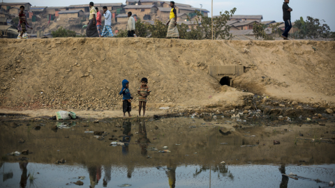 Dos niños juegan junto a las aguas estancadas de los urinarios en el campo de refugiados de Jantoli. (Bangladesh).