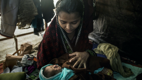 Bul Bulakter, una refugiada rohingya de 17 años, sostiene a su hija de dos días de vida en su cabaña del campamiento de Jantoli.