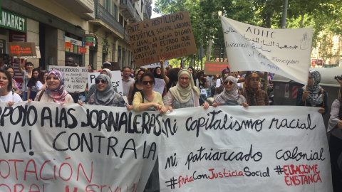 Manifestació a Barcelona de suport a les temporeres de Huelva / J. M.