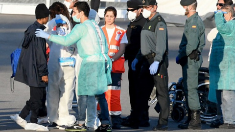 Voluntarios, personal sanitario y policías atienden a los migrantes que han llegado a Valencia a bordo del Dattilo. - AFP