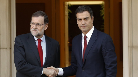 Mariano Rajoy y Pedro Sánchez se saludan con frialdad a la entrada del Palacio de la Moncloa, en su reunión tras las elecciones del 20-D. REUTERS