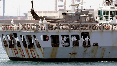 El barco 'Orione', de la armada italiana y donde viajan 250 inmigrantes, a su llegada al puerto de València. - EFE