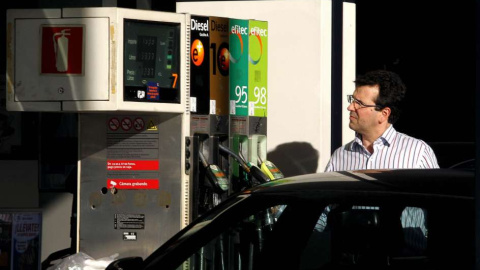 Un hombre reposta en una gasolinera de Madrid. (Kote Rodrigo / EFE)