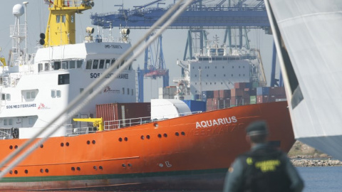 Un agente observa la llegada del Aquarius al puerto de Valencia. - AFP