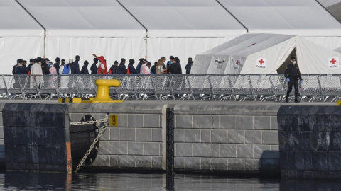 Migrantes atendidos por la Cruz Roja. - AFP