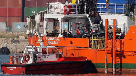 El barco humanitario Open Arms acompaña al Aquarius (en el que hay 51 mujeres, 45 hombres y diez menores) en su entrada al puerto. - EFE