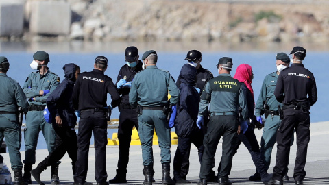 El desembarco del Dattilo, el primer buque de la flotilla que acompaña al Aquarius, ha comenzado sobre las 7.20 horas. - EFE