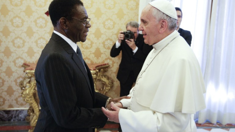 Teodoro Obiang con el papa Francisco durante una audiencia privada en el Vaticano en octubre de 2013. - AFP