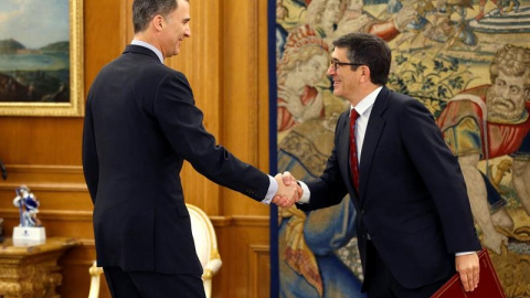 El rey Felipe VI saluda al presidente del Congreso, el socialista Patxi López. EFE/Chema Moya