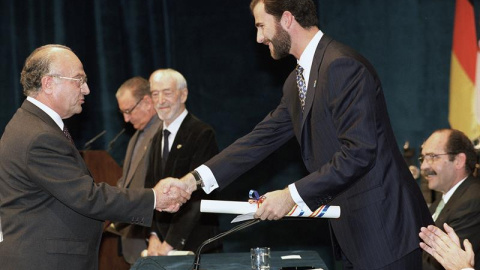 - Fotografía de archivo ( 23-10-1998) del médico Joaquín Sanz Gadea (i), mientras recibe el Premio Príncipe de Asturias de la Concordia 1998, compartido con Nicolás Castellanos, Vicente Ferrer y Mohamed Yunus, de manos del entonces príncipe