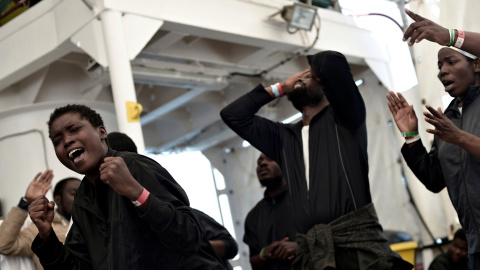 Varios de los rescatados del Aquarius celebran su llegada a Valencia este domingo.- SOS MEDITERRANÉE