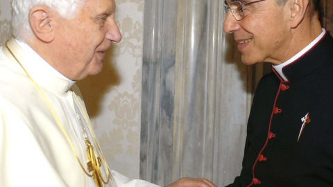 El Papa Benedicto XVI y monseñor João Scognamiglio Clá Dias, líder de los Heraldos del Evangelio.