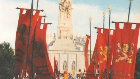 Concentración en el Cerro de los Ángeles en Madrid de Tradición, Familia y Propiedad en los años 70 para conmemorar el triunfo franquista en la guerra civil.