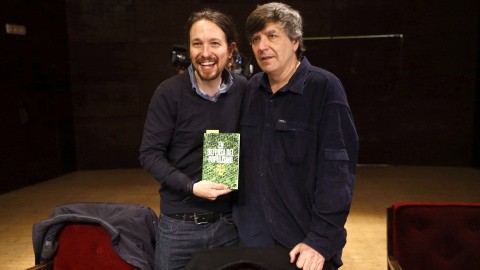 El líder de Podemos, Pablo Iglesias, con el filósofo Carlos Fernández Liria, en la presentación de su libro 'En defensa del populismo'. EFE/Javier Lizón