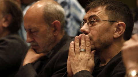 Juan Carlos Monedero, uno de los fundadores de Podemos, entre los asistentes a la presentación del libro 'En defensa del populismo' de Carlos Fernández Liria, en la Facultad de Filosofía de la Universidad Complutense. EFE/Javier Lizón