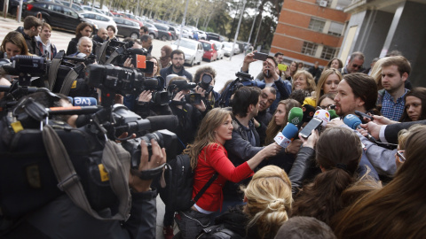 El líder de Podemos, Pablo Iglesias, en unas declaraciones a los medios antes de participar en la presentación del libro 'En defensa del populismo'  de Carlos Fernández Liria,  en la Facultad de Filosofía de la Universidad Complutense. EFE/