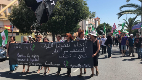 "El sector del fruto rojo se sustenta en condiciones laborales que la sociedad de Huelva no quiere para sí misma. Sin dignidad no hay riqueza. Así no queremos la fresa", reclaman desde la manifestación - Raúl Bocanegra