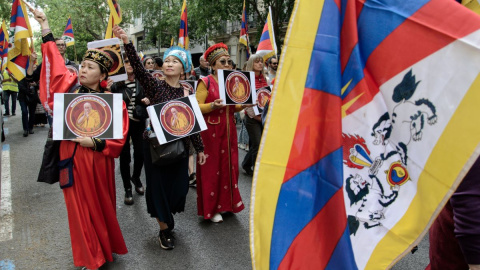 Varias personas marchan en solidaridad con el Dalai Lama desde desde la Fundació Casa del Tíbet hasta la plaza Universitat, a 22 de abril de 2023, en Barcelona.