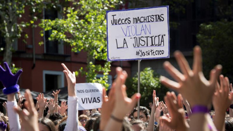 Concentración feminista contra el fallo judicial de La Manada en la Puerta del Sol, coincidiendo con el acto conmemorativo de la Fiesta del 2 de Mayo, celebrado en la Real Casa de Correos de Madrid. EFE/Luca Piergiovanni