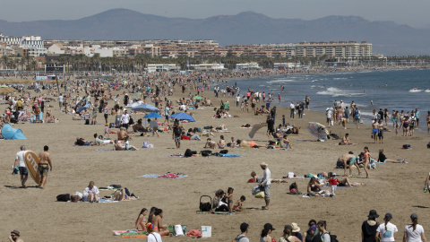 Miles de personas acuden a las playas, en Valencia, a 23 de abril de 2023.