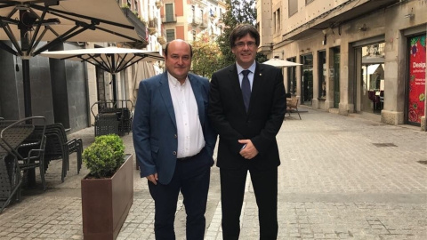 El presidente del PNV, Andoni Ortuzar, con el president de la Generalitat, Carles Puigdemont, posan en su encuentro en Girona. E.P.