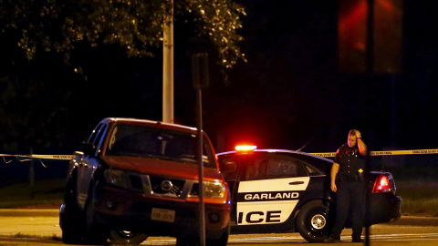 Un policía cerca del vehículo en el cual llegaron los dos hombres abatidos. REUTERS/Mike Stone