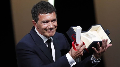 Antonio Banderas posa con el premio en Cannes.- EFE