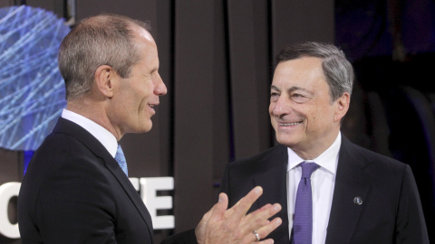 El ministro de Finanzas estonio, Toomas Toniste (i), habla con el presidente del Banco Central Europeo (BCE), Mario Draghi, durante una reunión de ministros de Economía y Finanzas de la eurozona (Eurogrupo) en Tallin, Estonia. EFE/Valda Kal