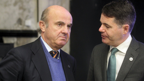 El ministro de Economía español, Luis de Guindos, habla con el ministro de Finanzas irlandés, Paschal Donohoe, durante una reunión de ministros de Economía y Finanzas de la eurozona (Eurogrupo) en Tallin, Estonia. EFE/Valda Kalnina