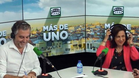 La ministra de Defensa, Margarita Robles, en un momento de su entrevista con Carlos Alsina, en Onda Cero.