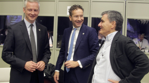 El ministro de Economía francés, Bruno La Maire, con su colega holandés y presidente del Eurogrupo, Jeroen Dijsselbloem, y elgriego, Euclid Tsakalotos, a su llegada a una reunión de ministros de Economía y Finanzas de la eurozona en Tallin,