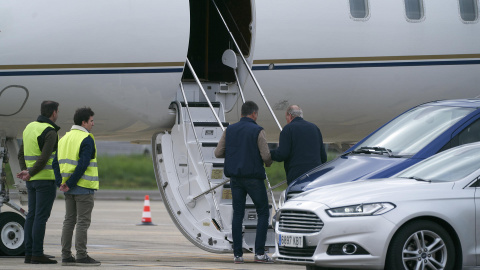 El rey emérito Juan Carlos I (d) coge el avión en el aeropuerto de Vitoria este martes tras haberse sometido a una revisión médica.