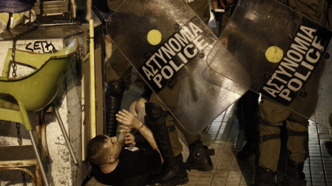 Los policías griegos antidisturbios detienen a uno de los manifestantes de la marcha antifascita en recuerdo del rapero Pavlos Fyssas asesinado por un simpatizante del partido neonazi Amanecer Dorado. EFE/EPA/YANNIS KOLESIDIS