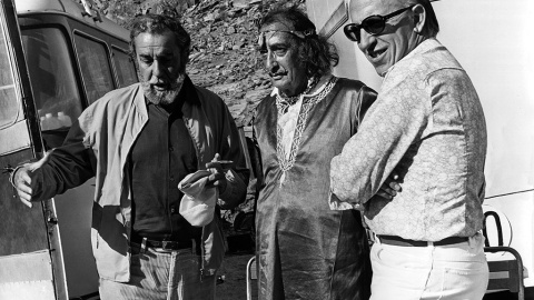 Fernando Rey con Salvador Dalí y el productor Alfredo Matas, durante el rodaje de la película 'La luz del fin del mundo'. EFE