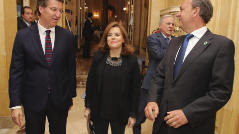 El presidente de Extremadura, José Antonio Monago, junto al presidente de la Xunta de Galicia, Alberto Núñez Feijóo y la vicepresidenta del Gobierno, Soraya Sáenz de Santamaría. / BALLESTEROS / EFE