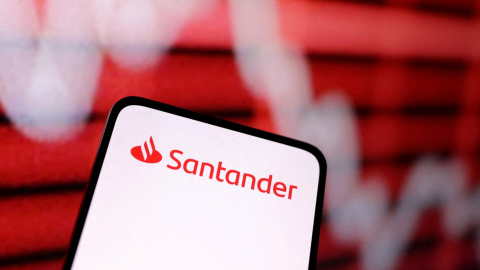 El logo del Banco Santander en un 'smartphone'. REUTERS/Dado Ruvic/Illustration