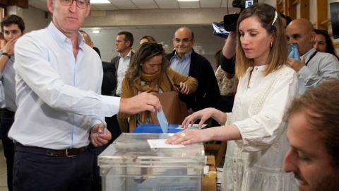 El Presidente de la Xunta de Galicia Alberto Núñez Feijóo,ejerce su dereccho al voto en el Colegio Niño Jesús de Praga de Vigo. EFE/Salvador Sas