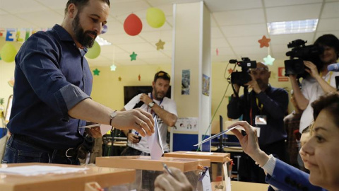 El líder de VOX Santiago Abascal, ejerce su dereccho al voto en un centro electoral de la capital madrileña.- EFE